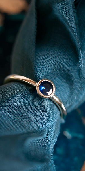 minimalistyczny pierścionek z szafirem